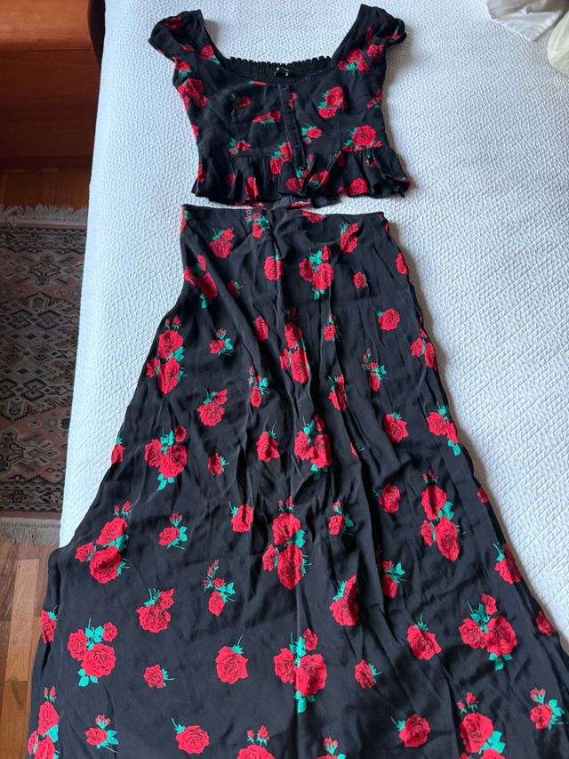 Conjunto Top y Falda Flores Rojas