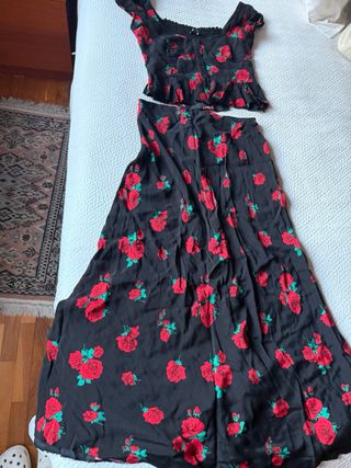 Conjunto Top y Falda Flores Rojas
