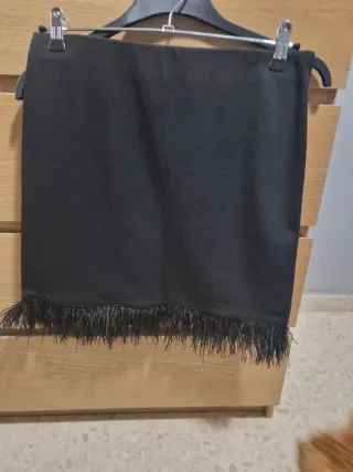 Falda corta negra con flecos