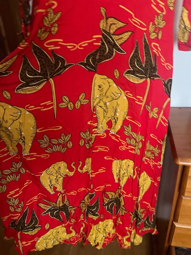 Vestido largo rojo con estampado de elefantes