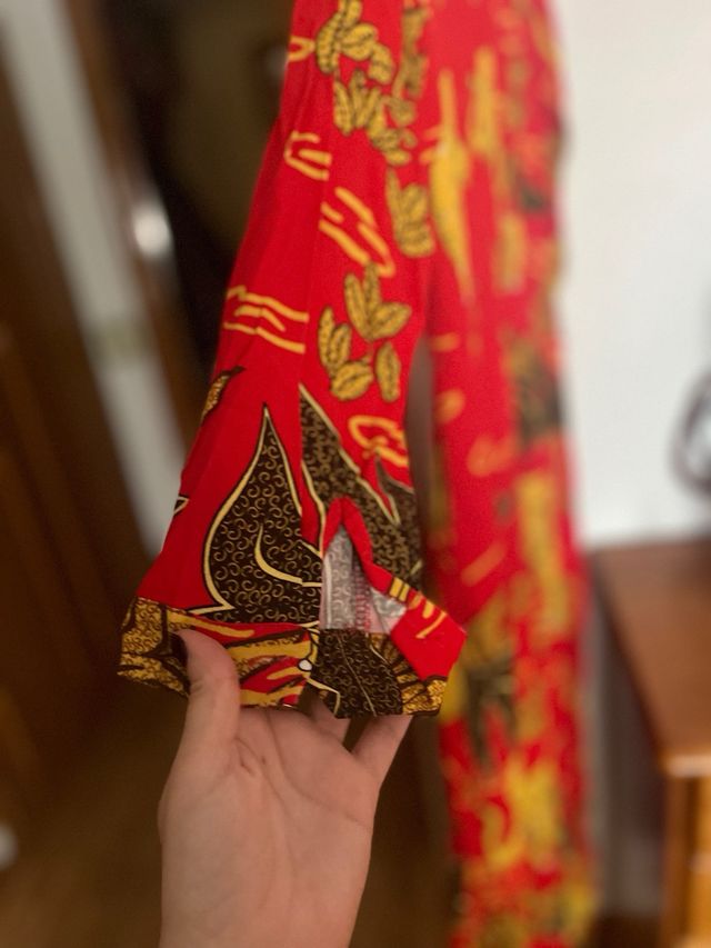 Vestido largo rojo con estampado de elefantes