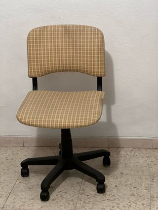 Silla de oficina ancha y cómoda