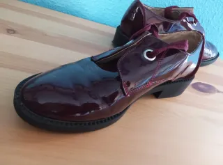 Zapatos mocasines charol burdeos talla 37