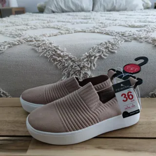 Tenis Primark sin cordones beige talla 36