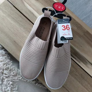 Tenis Primark sin cordones beige talla 36