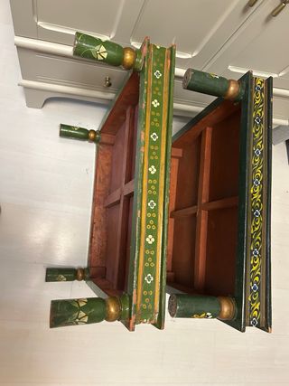 Mesa auxiliar pintada a mano.