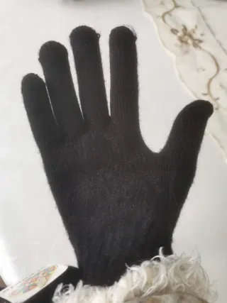Guantes negros con pedrería de lentejuelas.