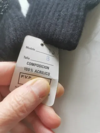 Guantes negros con pedrería de lentejuelas.