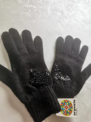 Guantes negros con pedrería de lentejuelas.
