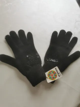 Guantes negros con pedrería de lentejuelas.