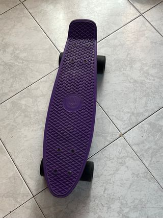 Monopatín morado de plástico
