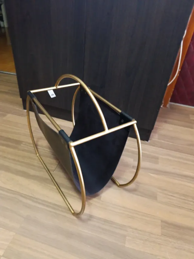 Revistero negro y dorado de cuero y metal