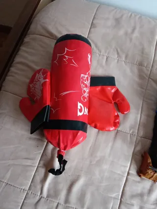 Set de boxeo: guantes y saco rojo