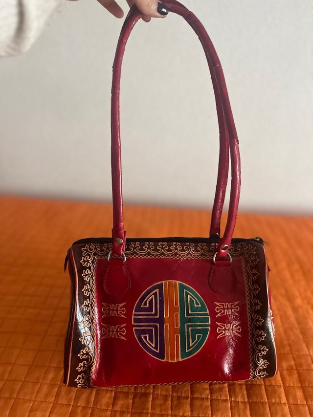 Bolso rojo con diseño étnico