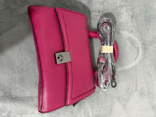 Bolso rosa con correa