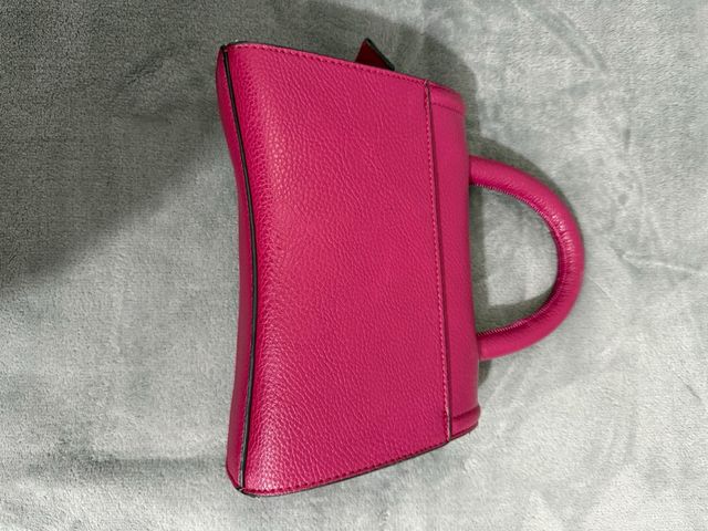 Bolso rosa con correa