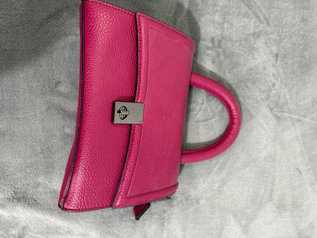 Bolso rosa con correa