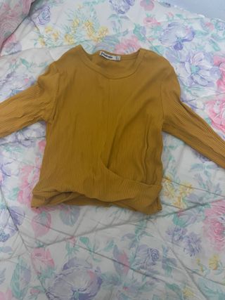 Camiseta Stradivarius amarilla manga larga