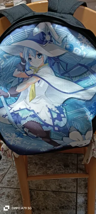 Mochila azul y blanca con diseño