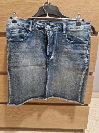 Falda vaquera corta desgastada