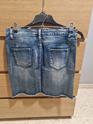 Falda vaquera corta desgastada