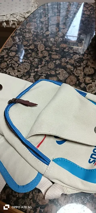 Bandolera beige y azul