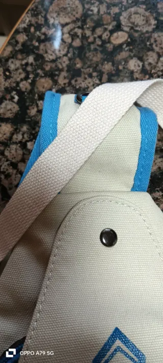 Bandolera beige y azul