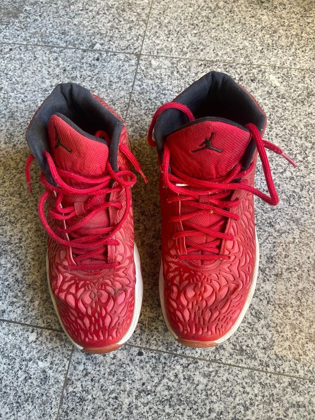 Zapatillas Jordan Rojas Talla 42