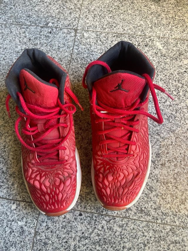 Zapatillas Jordan Rojas Talla 42