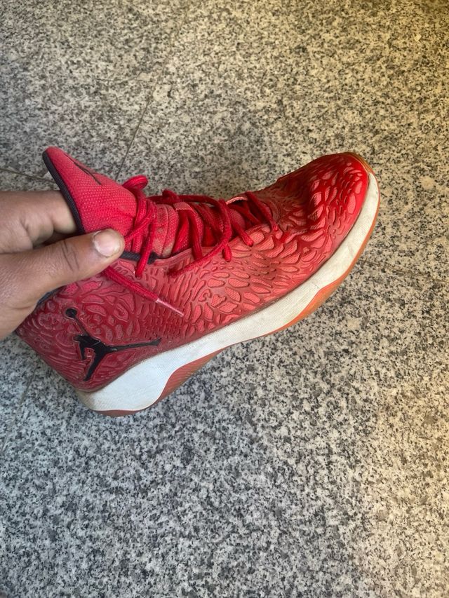 Zapatillas Jordan Rojas Talla 42