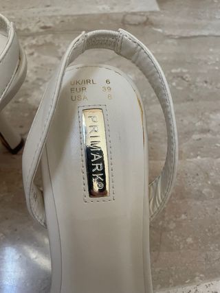 Sandalias de fiesta usadas en una ocasión