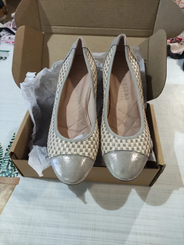 Zapatos Hispanitas Brillantes Beige y Plateados
