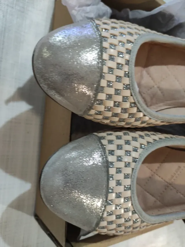 Zapatos Hispanitas Brillantes Beige y Plateados