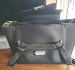 Bolso Negro Mano y Colgante