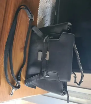 Bolso Negro Mano y Colgante