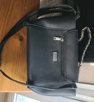 Bolso Negro Mano y Colgante