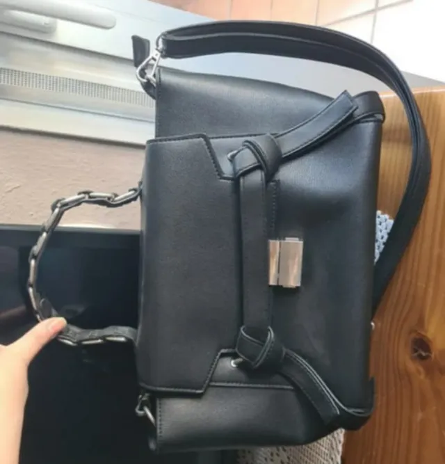 Bolso Negro Mano y Colgante