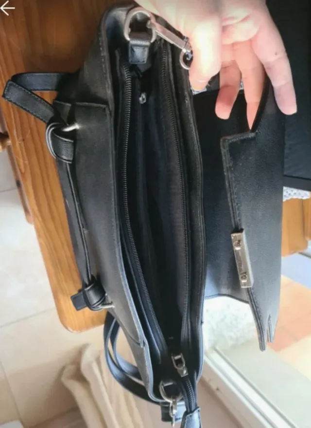 Bolso Negro Mano y Colgante