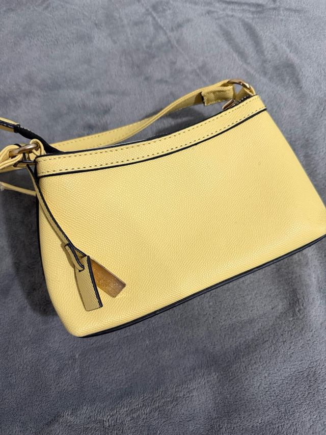 Bolso amarillo bandolera