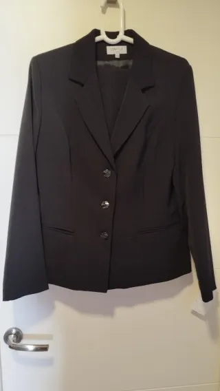 Traje pantalón negro nuevo con etiqueta