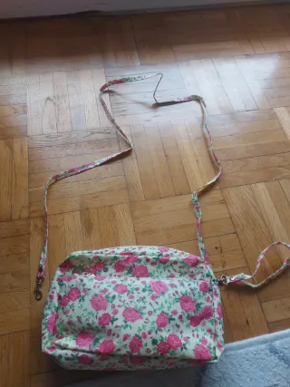 Neceser bolsa maquillaje con estampado flores.