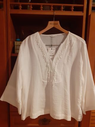 Blusa blanca con detalles de encaje