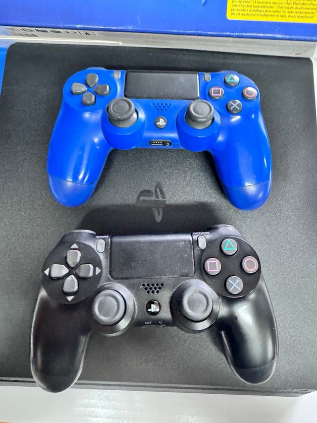 PS4 500GB Jet Black + 14 Juegos
