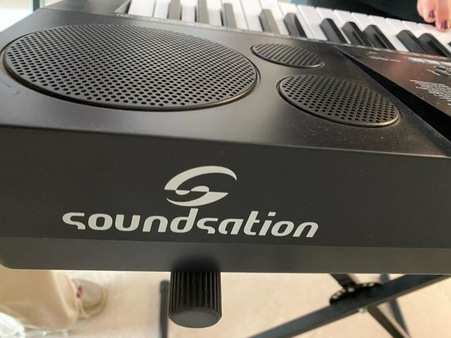 Teclado electrónico con soporte