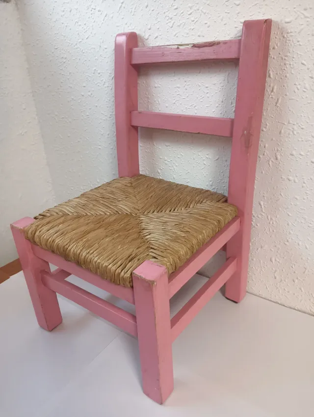 Sillita madera rosa y mimbre