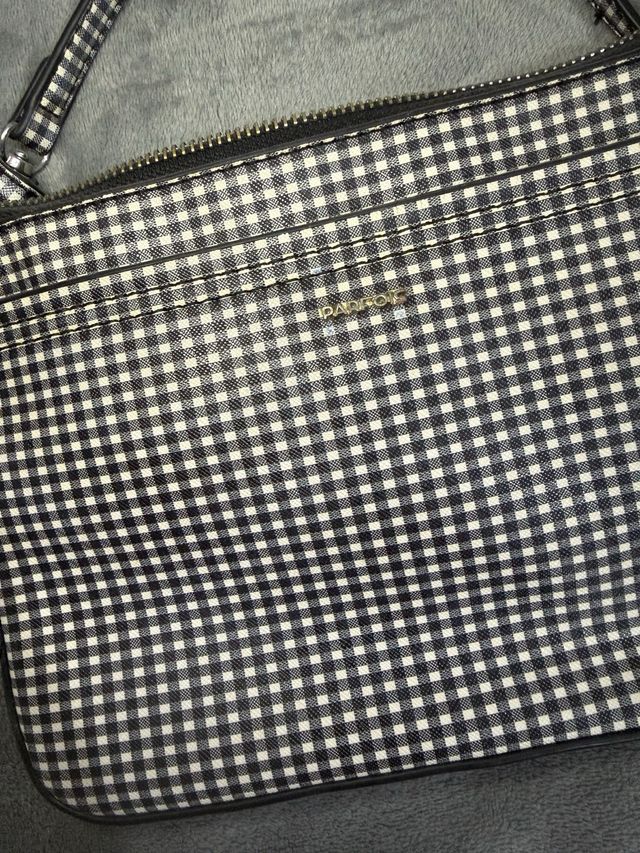 Bolso de cuadros blanco y negro