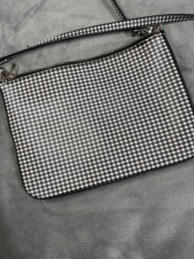 Bolso de cuadros blanco y negro
