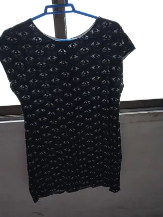Vestido negro con estampado de ojos