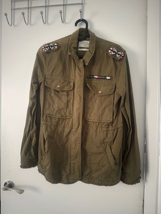 Chaqueta verde militar con abalorios