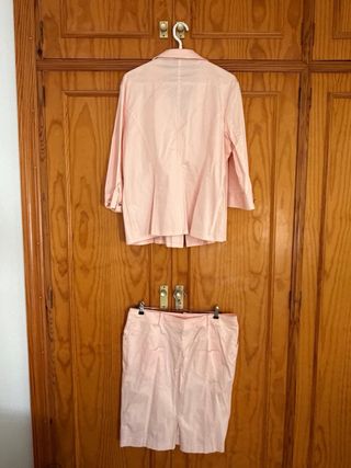 Conjunto chaqueta y falda rosa con pedrería